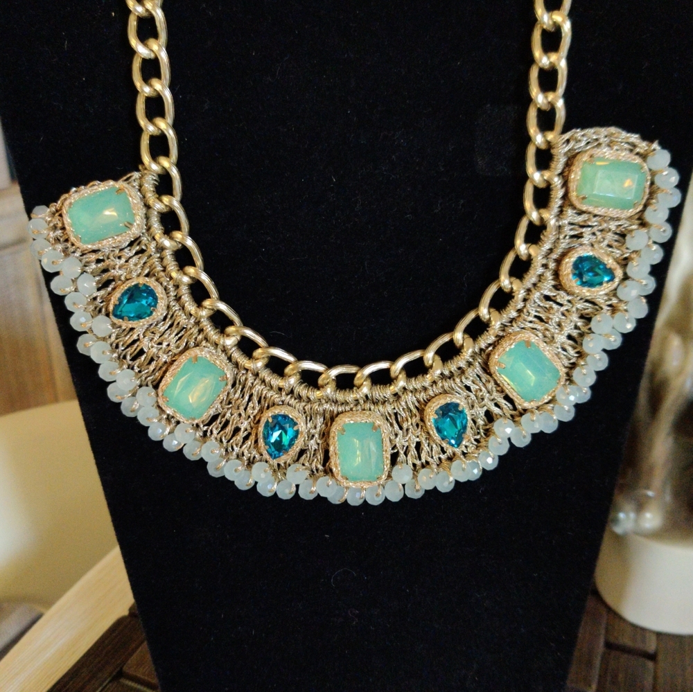 NWT GORGEOUS Mint Green Turquoise Stone Bib Necklace Gold Mesh, Stone Fringe